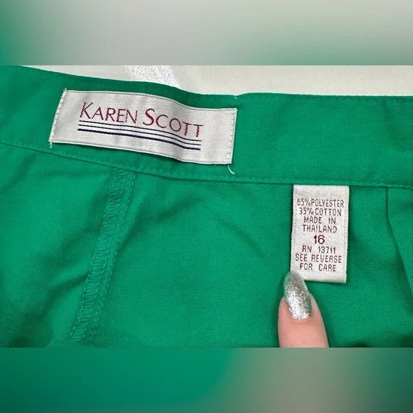 Karen Scott - Kelly Green Pleated Front Wide Leg Long Shorts - EUC - 16 - Picture 5 of 6